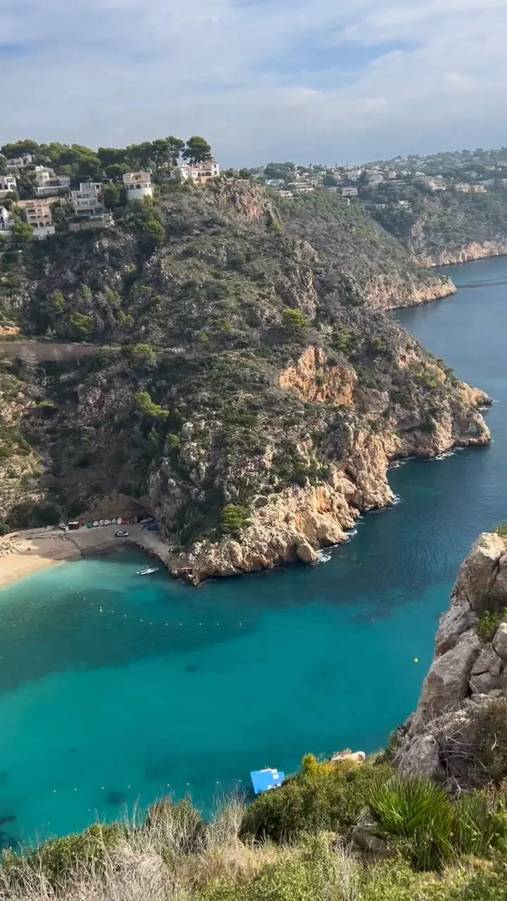 A quiet view of the coast from the trail